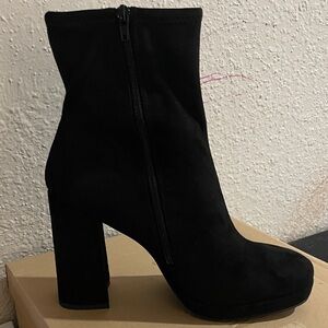 Chic Black Heeled Boots